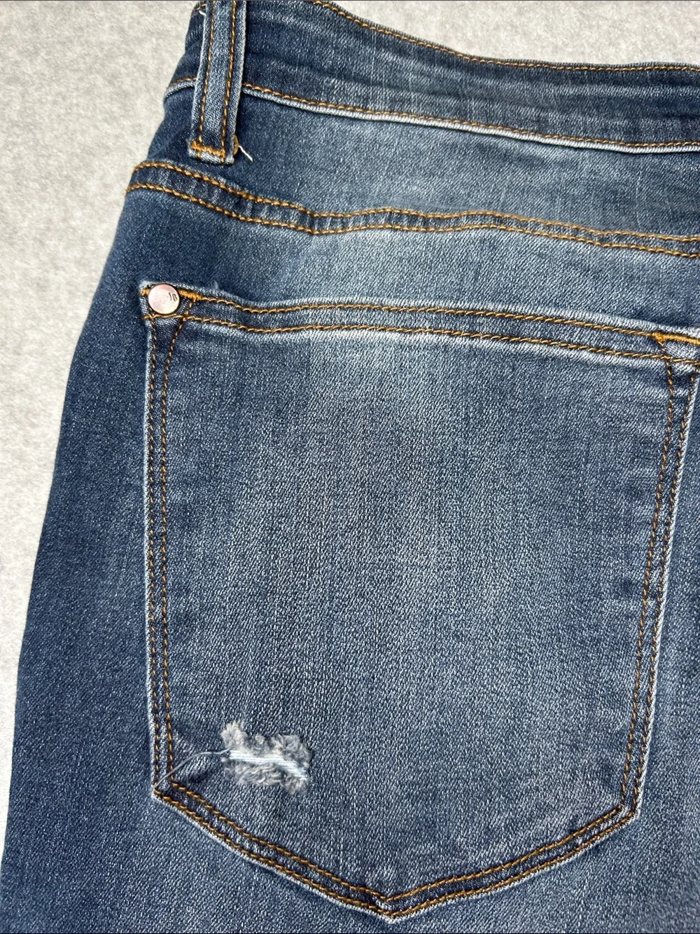 Judy Blue Distressed Jeans in Mid Blue with Red Patch Underlays‎